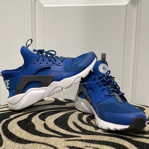 Nike Air Huaraches Women Sz 7Y (fits womens 9)